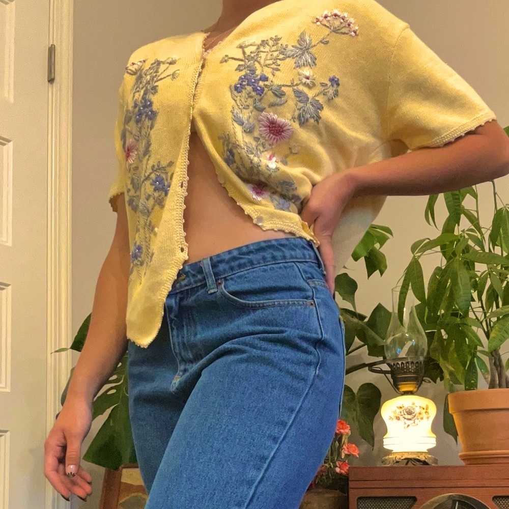 Vintage butter pastel yellow floral embroidered top